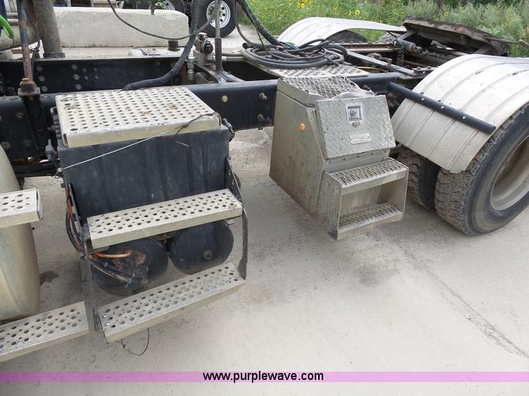 image for item J1647 2008 International 9200i semi truck