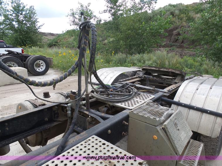 image for item J1647 2008 International 9200i semi truck