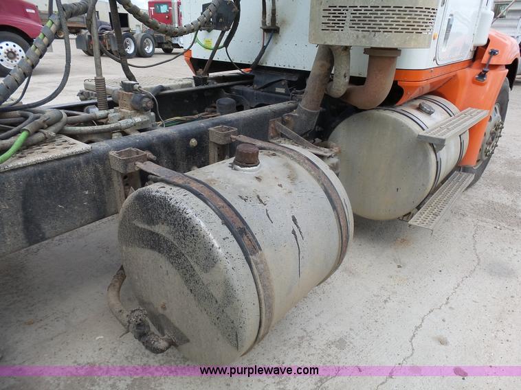 image for item J1647 2008 International 9200i semi truck