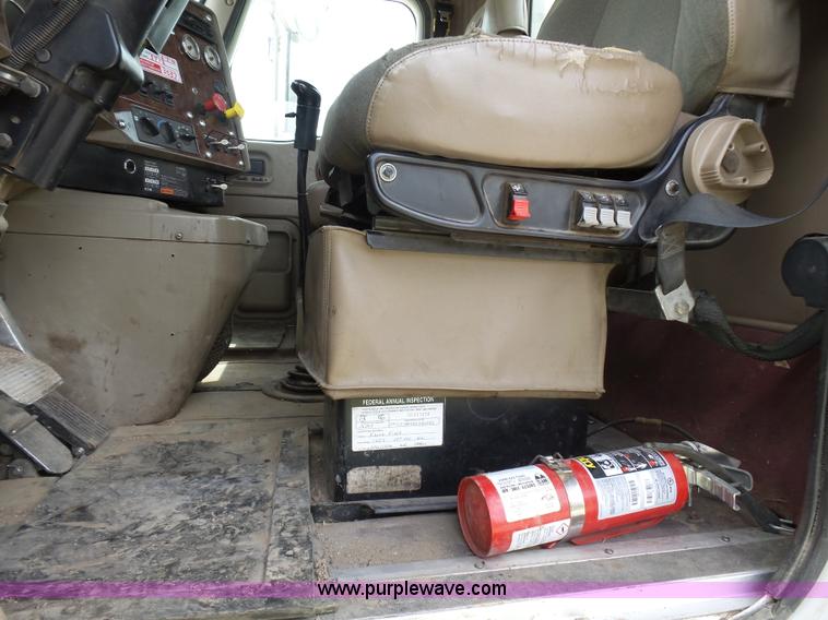 image for item J1647 2008 International 9200i semi truck