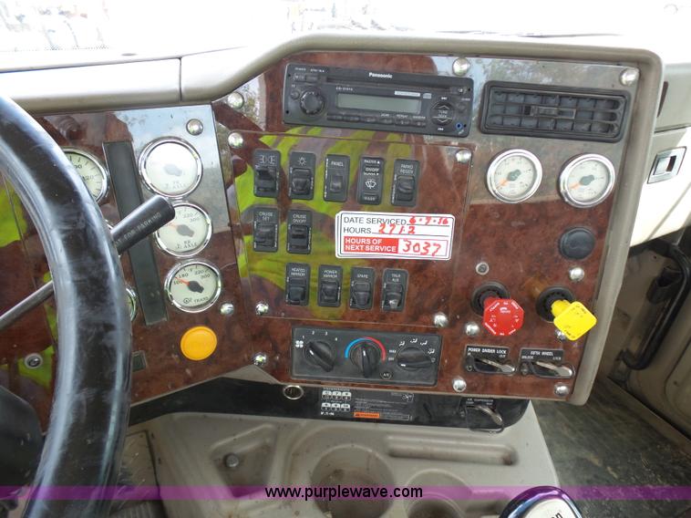 image for item J1647 2008 International 9200i semi truck