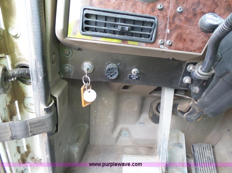 image for item J1648 2008 International 5900i semi truck