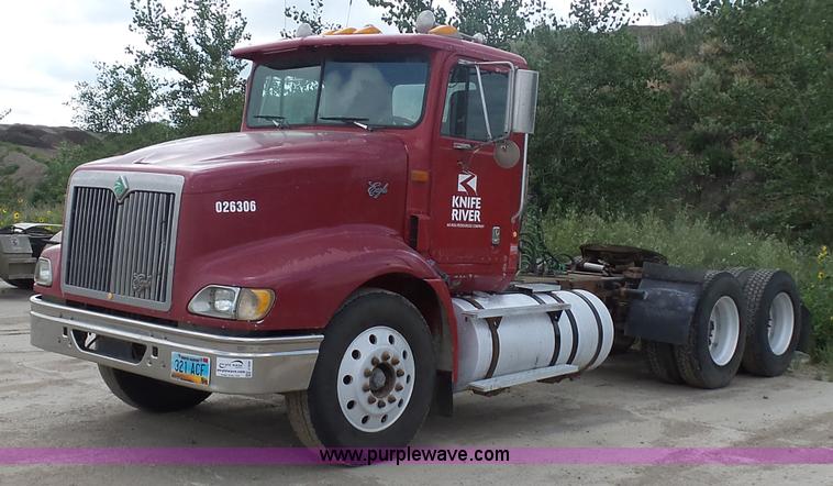 image for item J1649 1999 International 9200 semi truck