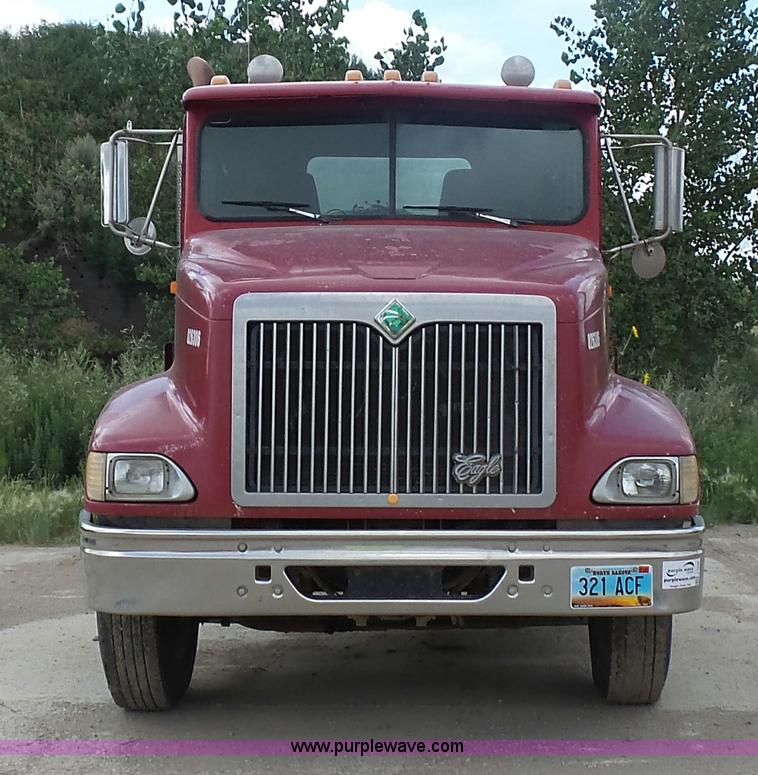 image for item J1649 1999 International 9200 semi truck