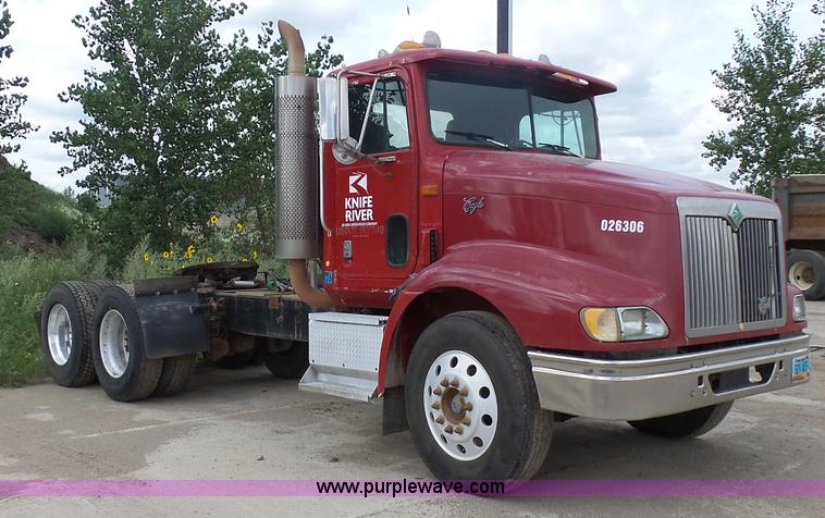 image for item J1649 1999 International 9200 semi truck