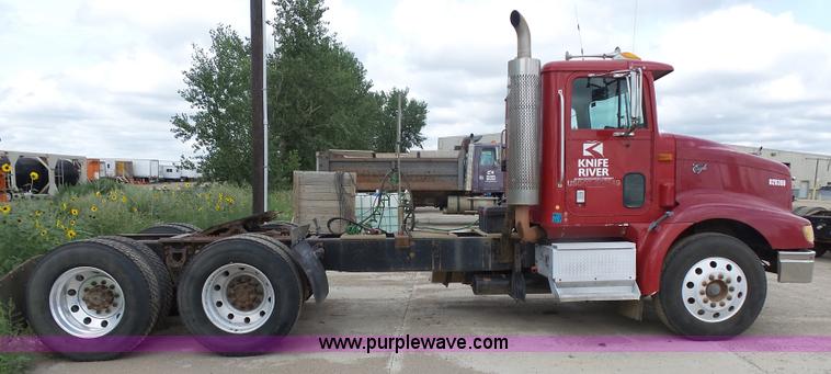 image for item J1649 1999 International 9200 semi truck