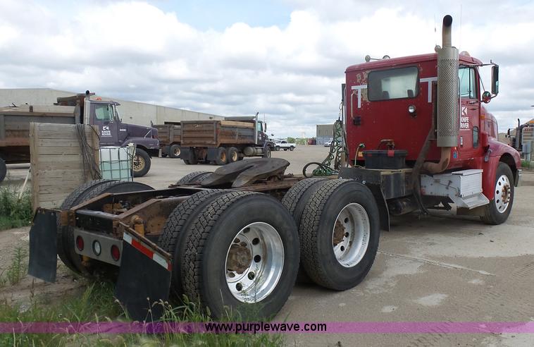 image for item J1649 1999 International 9200 semi truck
