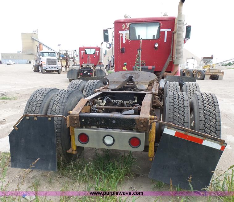 image for item J1649 1999 International 9200 semi truck