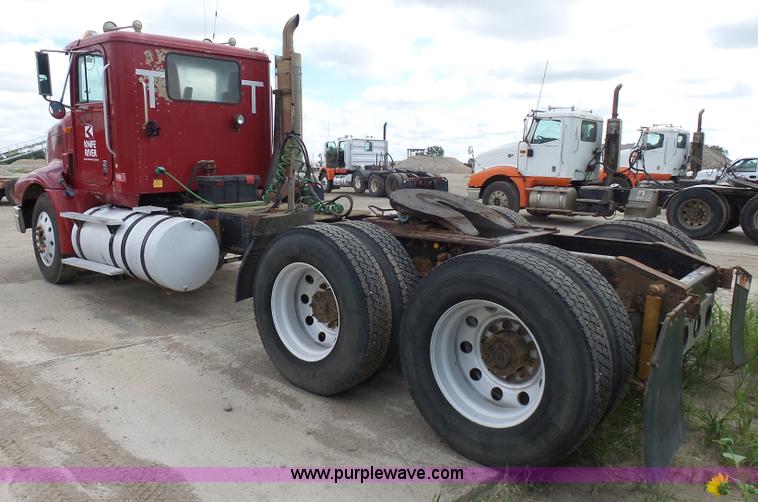 image for item J1649 1999 International 9200 semi truck