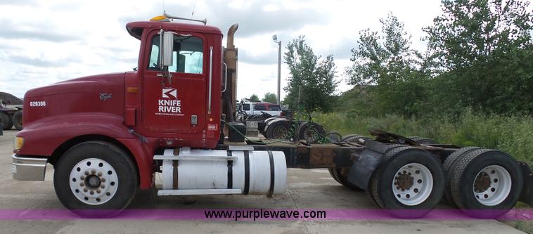 image for item J1649 1999 International 9200 semi truck