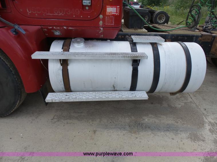 image for item J1649 1999 International 9200 semi truck