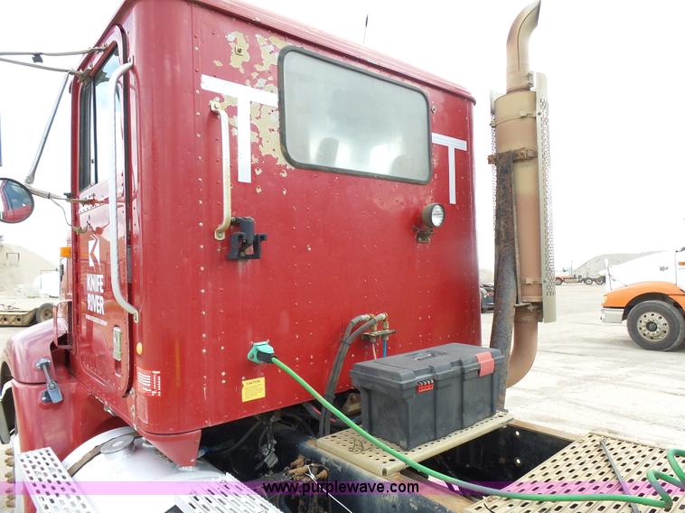 image for item J1649 1999 International 9200 semi truck