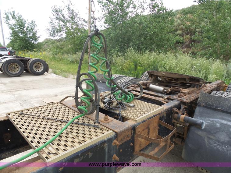 image for item J1649 1999 International 9200 semi truck