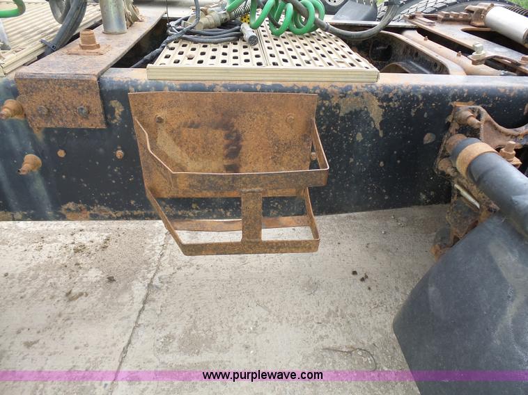 image for item J1649 1999 International 9200 semi truck