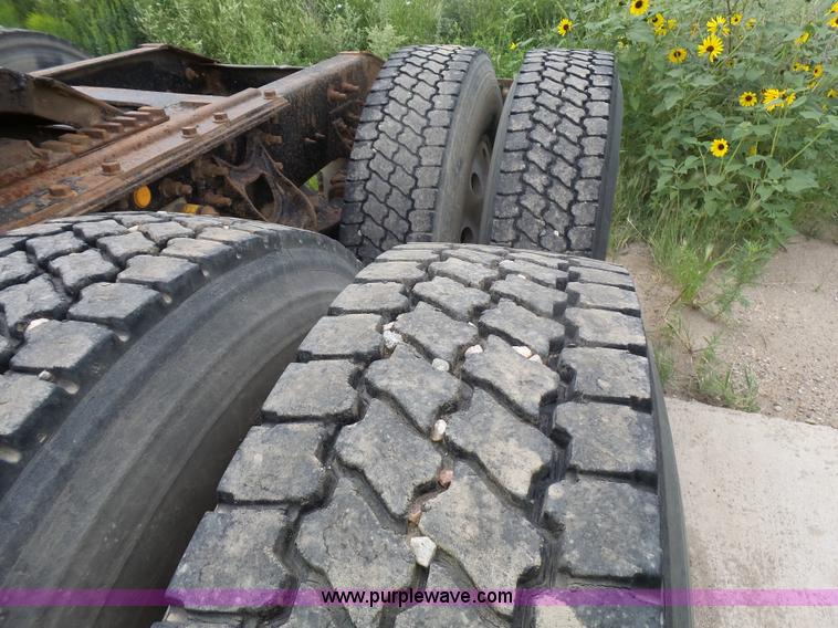 image for item J1649 1999 International 9200 semi truck