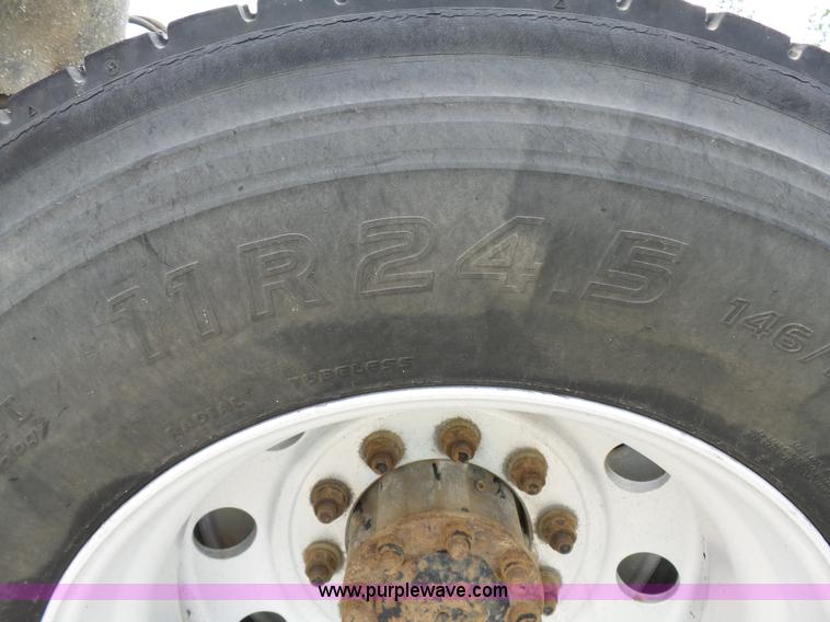 image for item J1649 1999 International 9200 semi truck