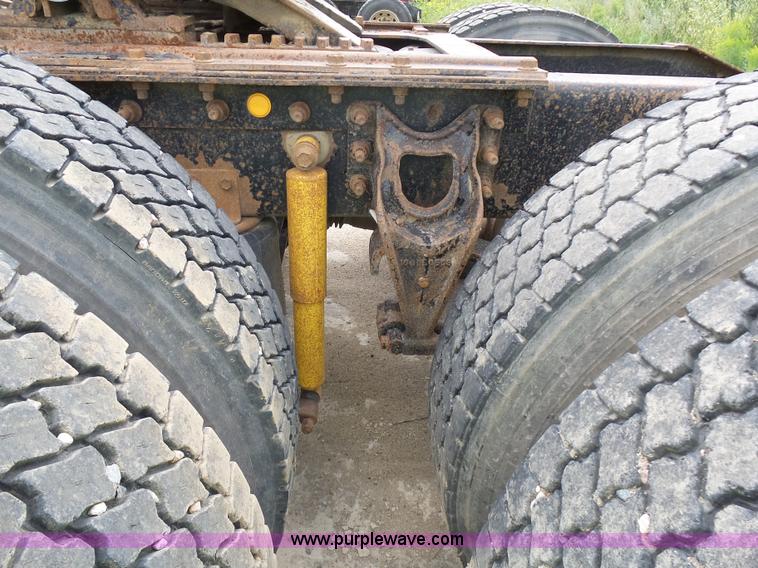 image for item J1649 1999 International 9200 semi truck