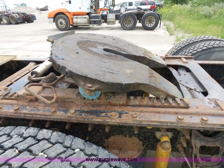 image for item J1649 1999 International 9200 semi truck