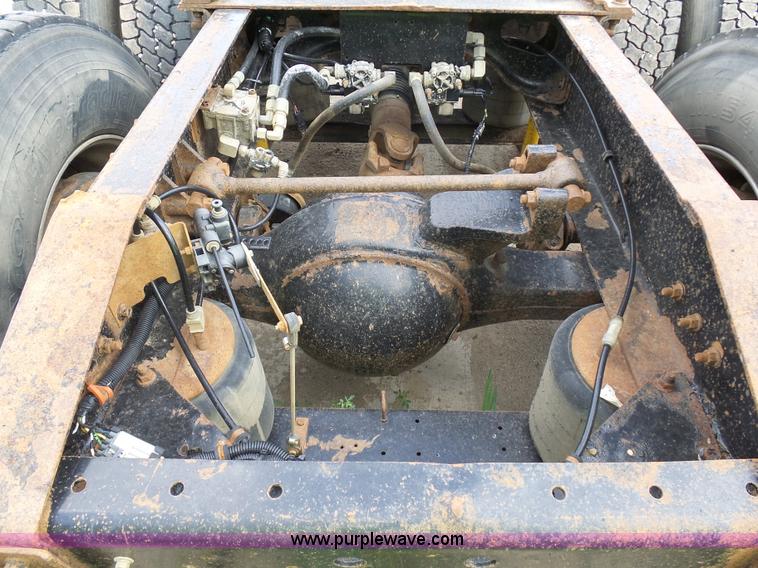 image for item J1649 1999 International 9200 semi truck