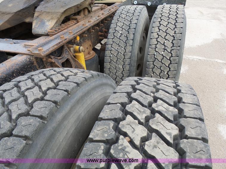 image for item J1649 1999 International 9200 semi truck