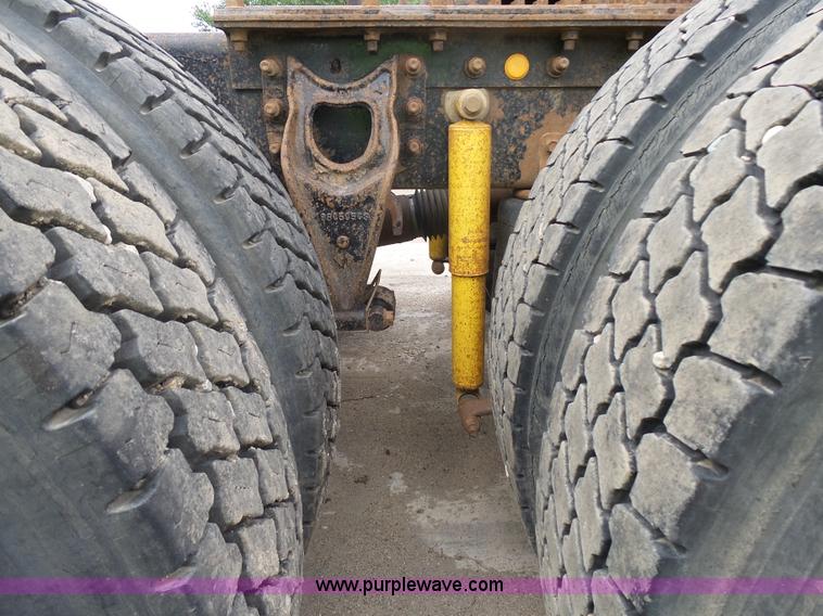 image for item J1649 1999 International 9200 semi truck