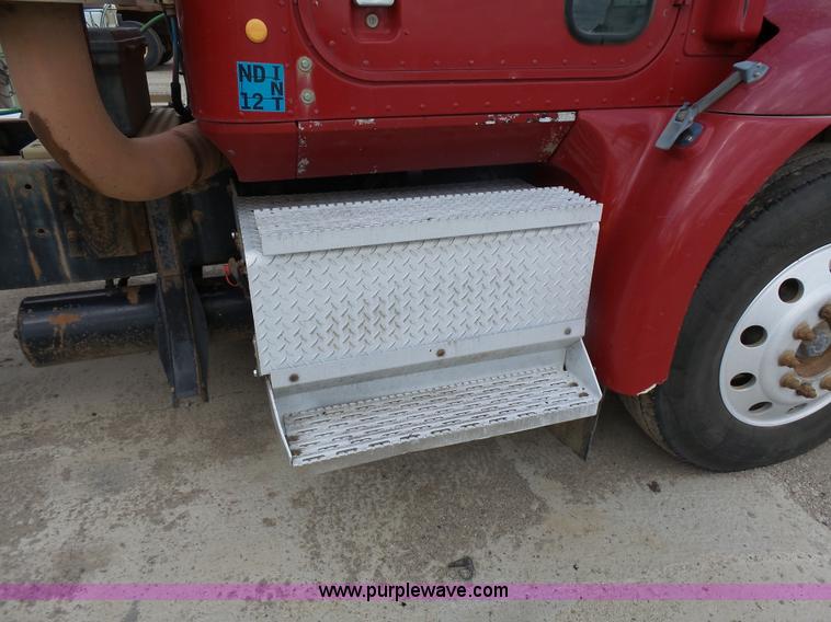 image for item J1649 1999 International 9200 semi truck