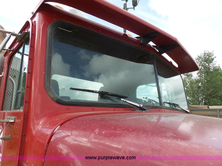 image for item J1649 1999 International 9200 semi truck