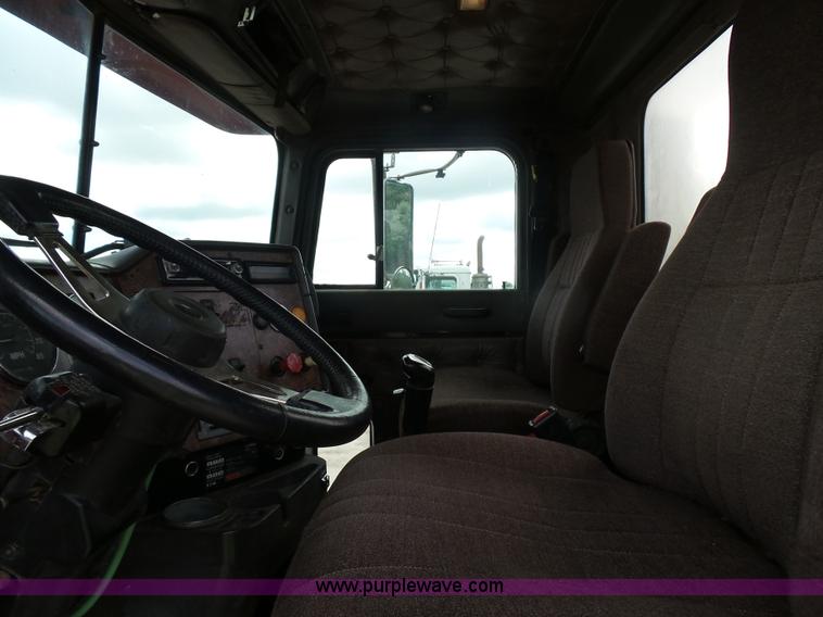 image for item J1649 1999 International 9200 semi truck