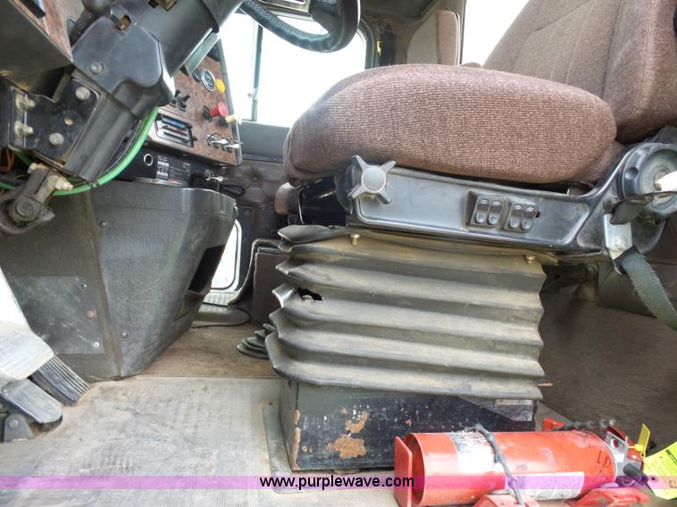 image for item J1649 1999 International 9200 semi truck