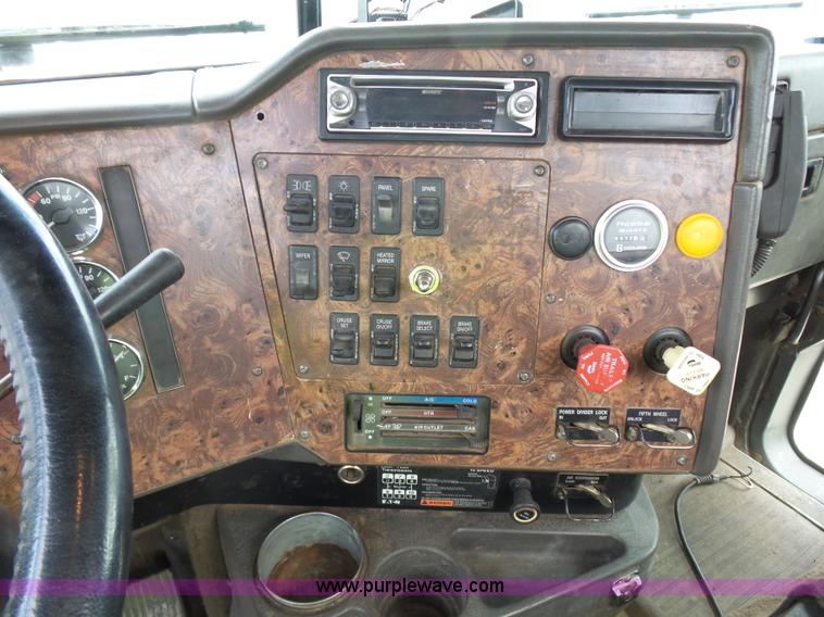 image for item J1649 1999 International 9200 semi truck