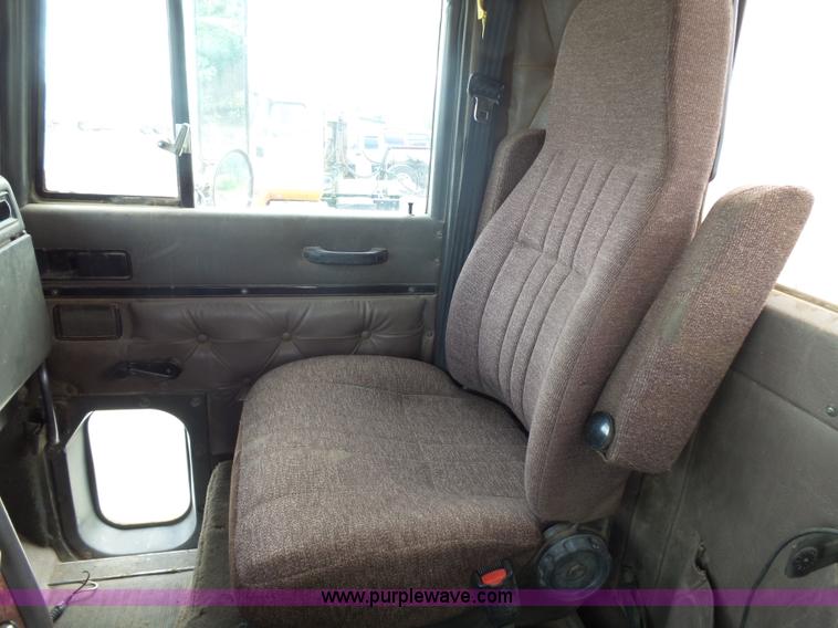 image for item J1649 1999 International 9200 semi truck