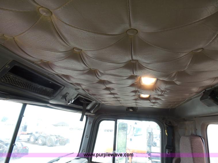 image for item J1649 1999 International 9200 semi truck