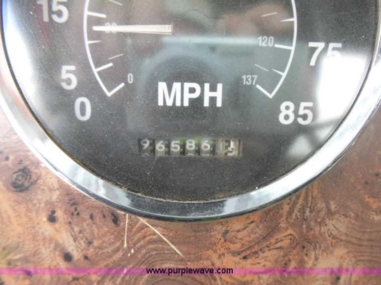 image for item J1649 1999 International 9200 semi truck