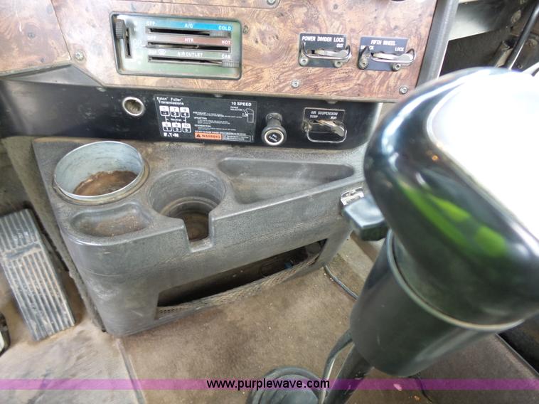 image for item J1649 1999 International 9200 semi truck