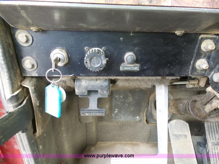 image for item J1649 1999 International 9200 semi truck