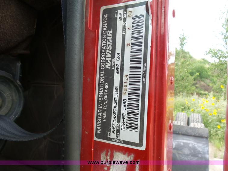 image for item J1649 1999 International 9200 semi truck