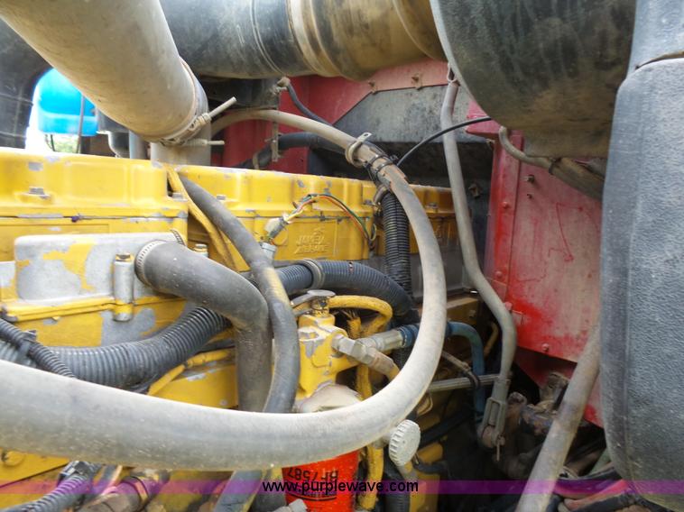 image for item J1649 1999 International 9200 semi truck