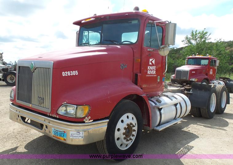 image for item J1650 1999 International 9200 semi truck