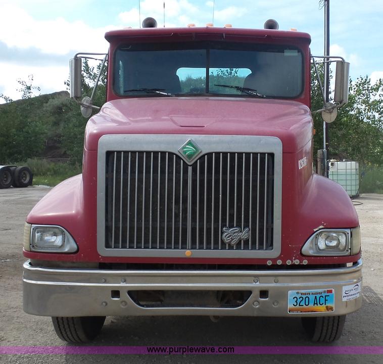 image for item J1650 1999 International 9200 semi truck