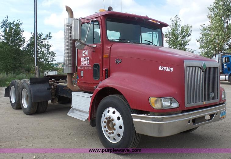 image for item J1650 1999 International 9200 semi truck