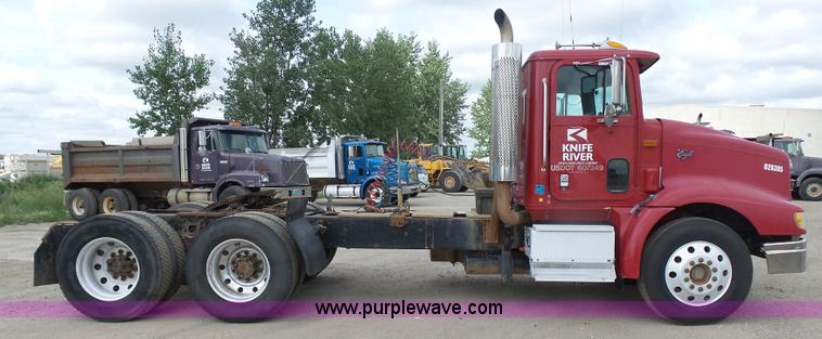 image for item J1650 1999 International 9200 semi truck