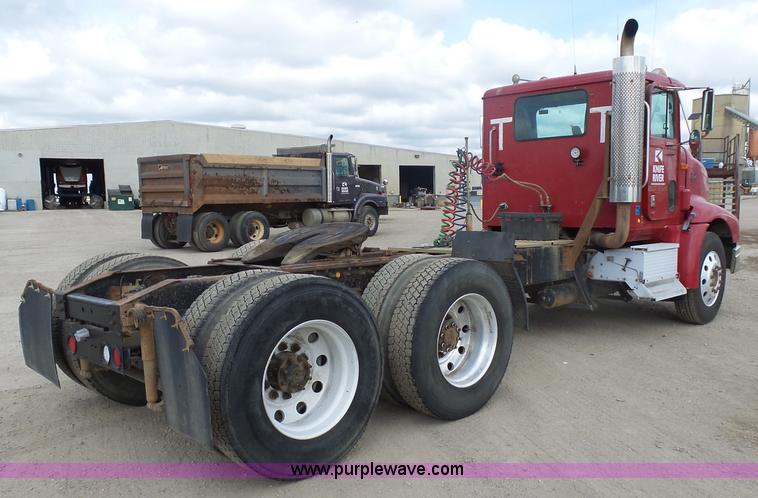 image for item J1650 1999 International 9200 semi truck