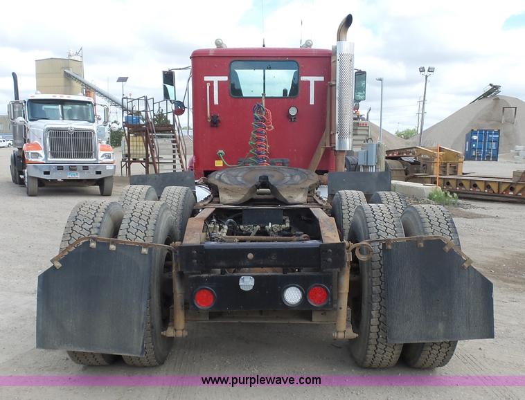 image for item J1650 1999 International 9200 semi truck