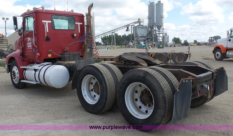 image for item J1650 1999 International 9200 semi truck