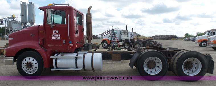 image for item J1650 1999 International 9200 semi truck