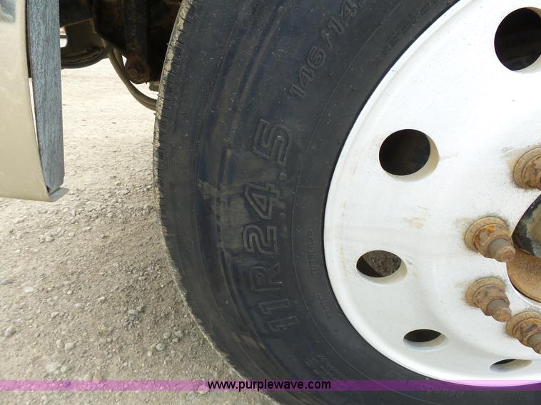 image for item J1650 1999 International 9200 semi truck