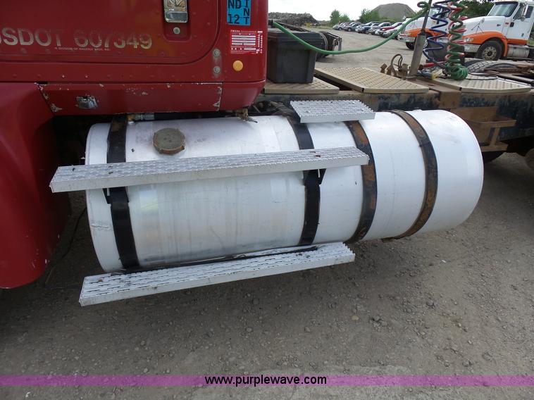 image for item J1650 1999 International 9200 semi truck