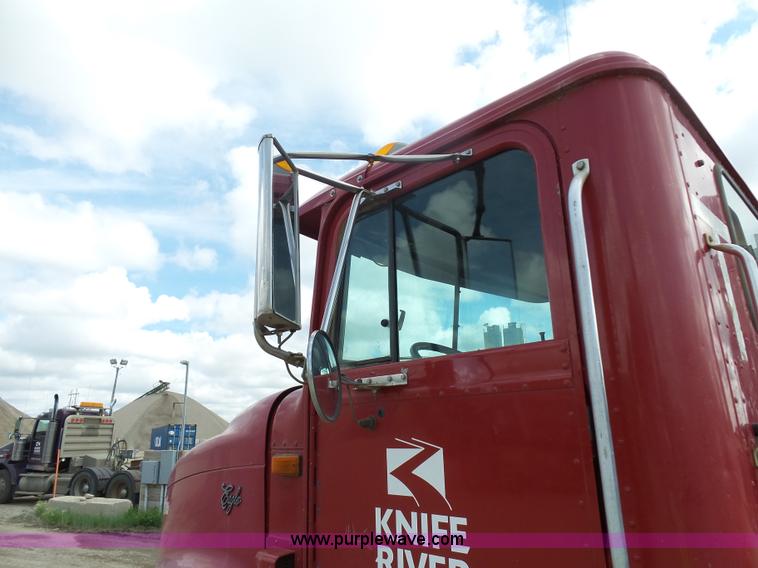 image for item J1650 1999 International 9200 semi truck