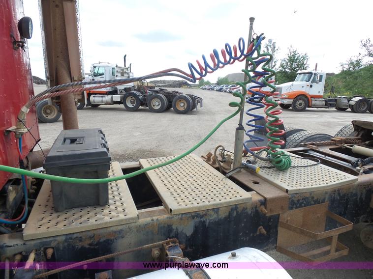 image for item J1650 1999 International 9200 semi truck