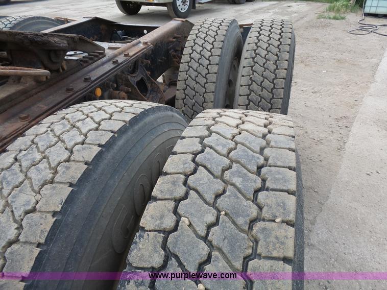 image for item J1650 1999 International 9200 semi truck